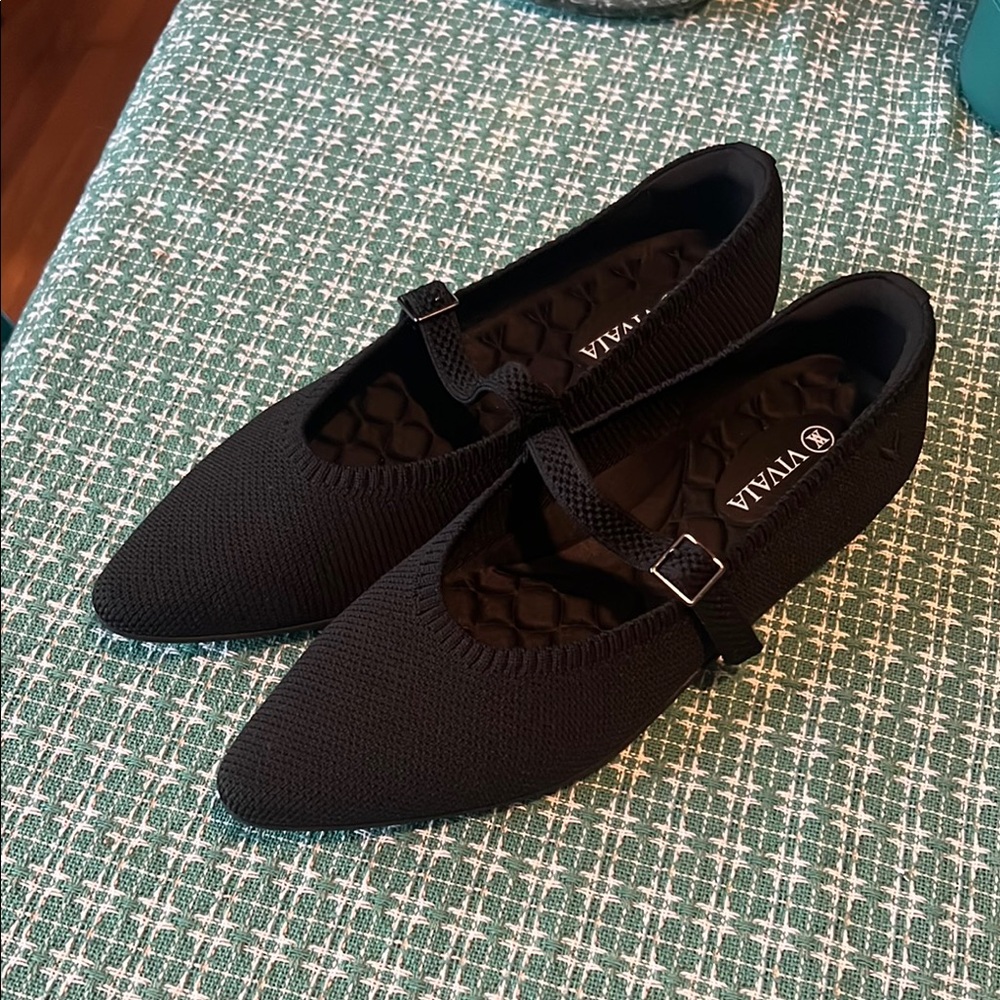 Elegant Black Flats with Decorative Strap